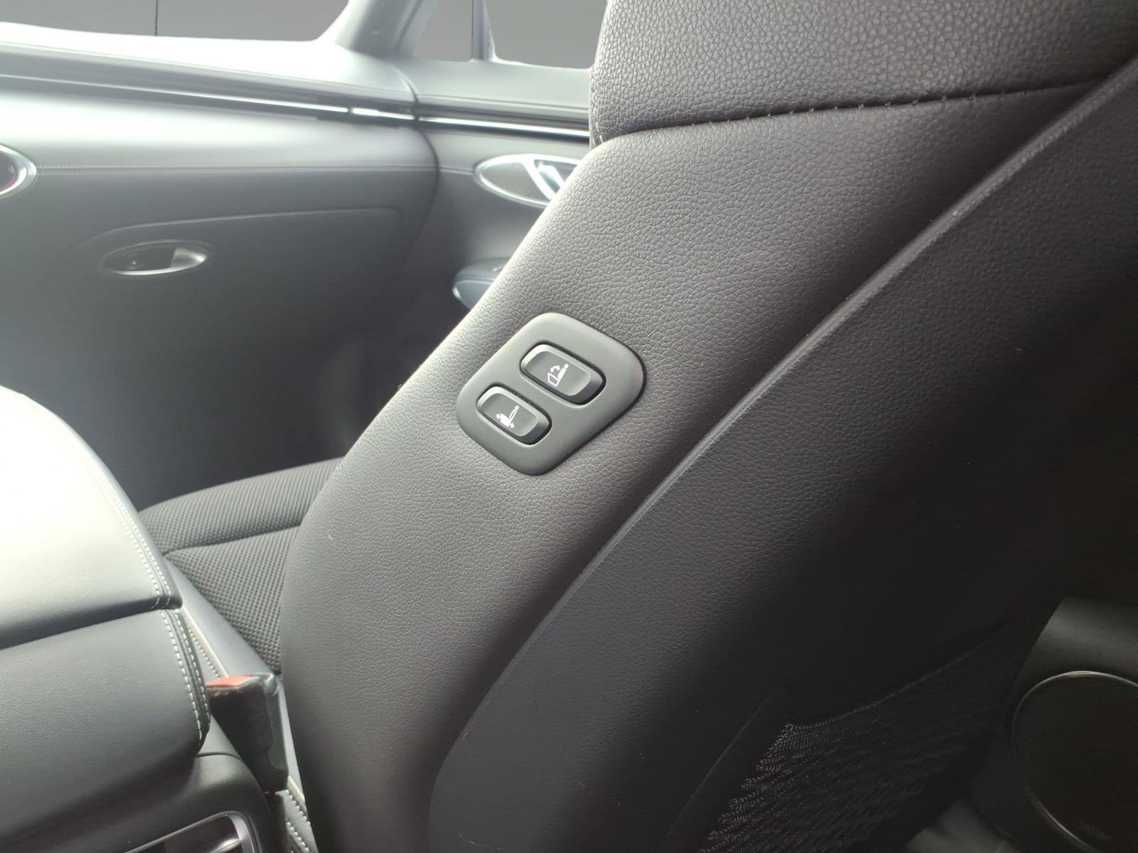 Used 2023 Genesis GV70 2.5T w/ Sport Prestige Package image 9