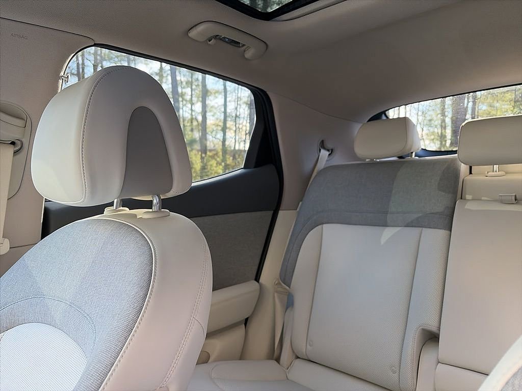 Used 2025 Genesis GV60 RWD image 6