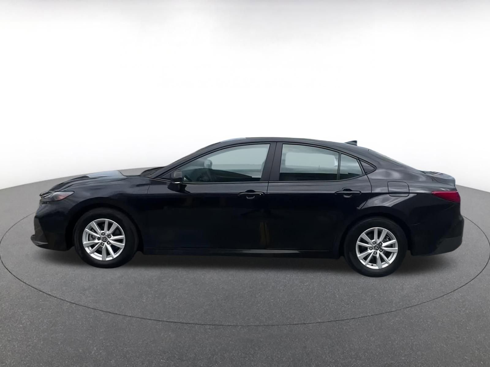 Used 2025 Toyota Camry LE image 9