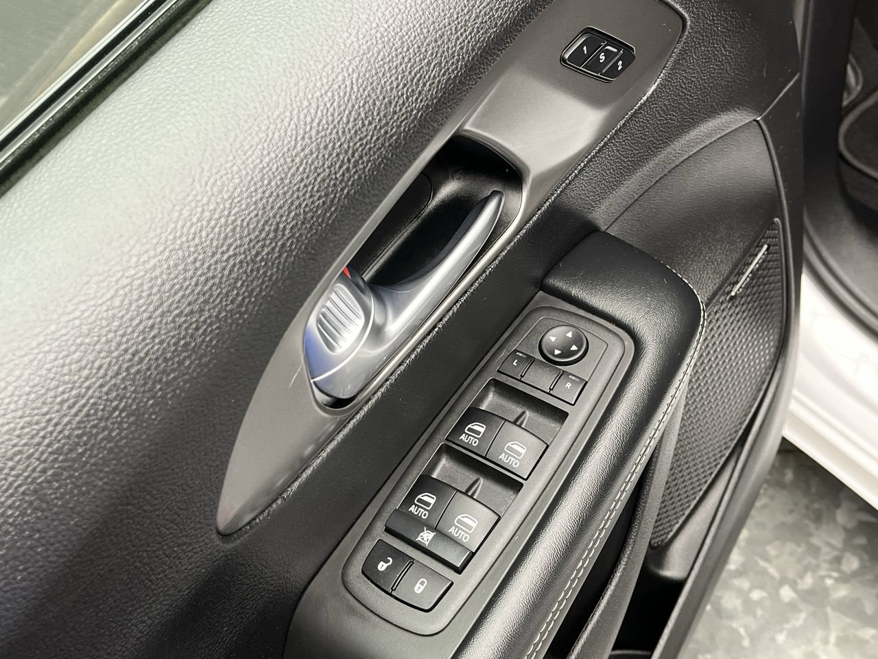 Used 2022 Chrysler Pacifica Limited w/ S Appearance Package FWD image 9