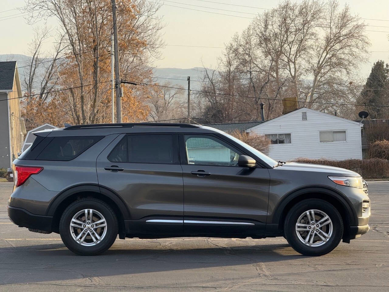 Used 2020 Ford Explorer XLT w/ Equipment Group 202A AWD/4WD image 4