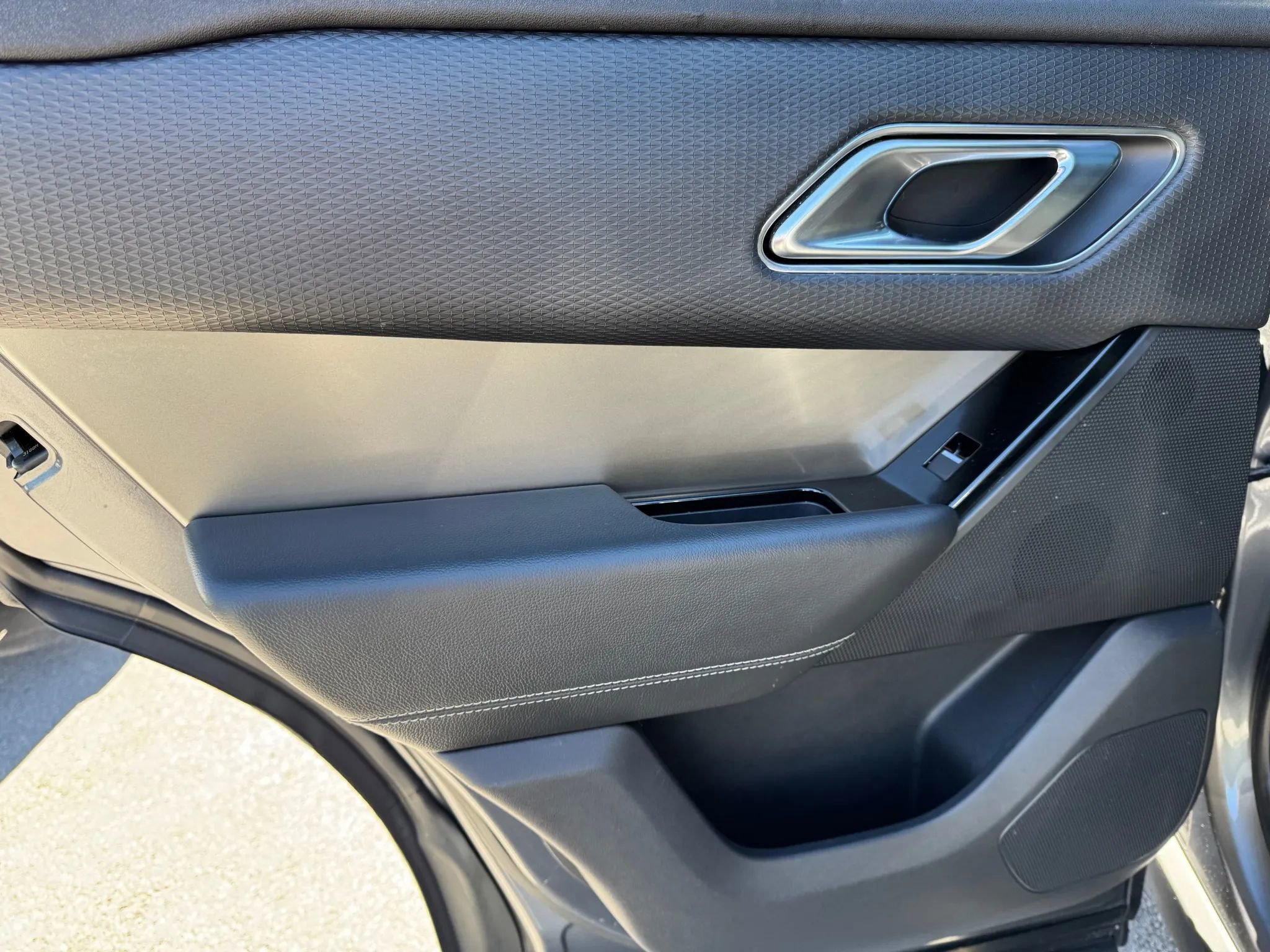 Used 2018 Land Rover Range Rover Velar S image 10