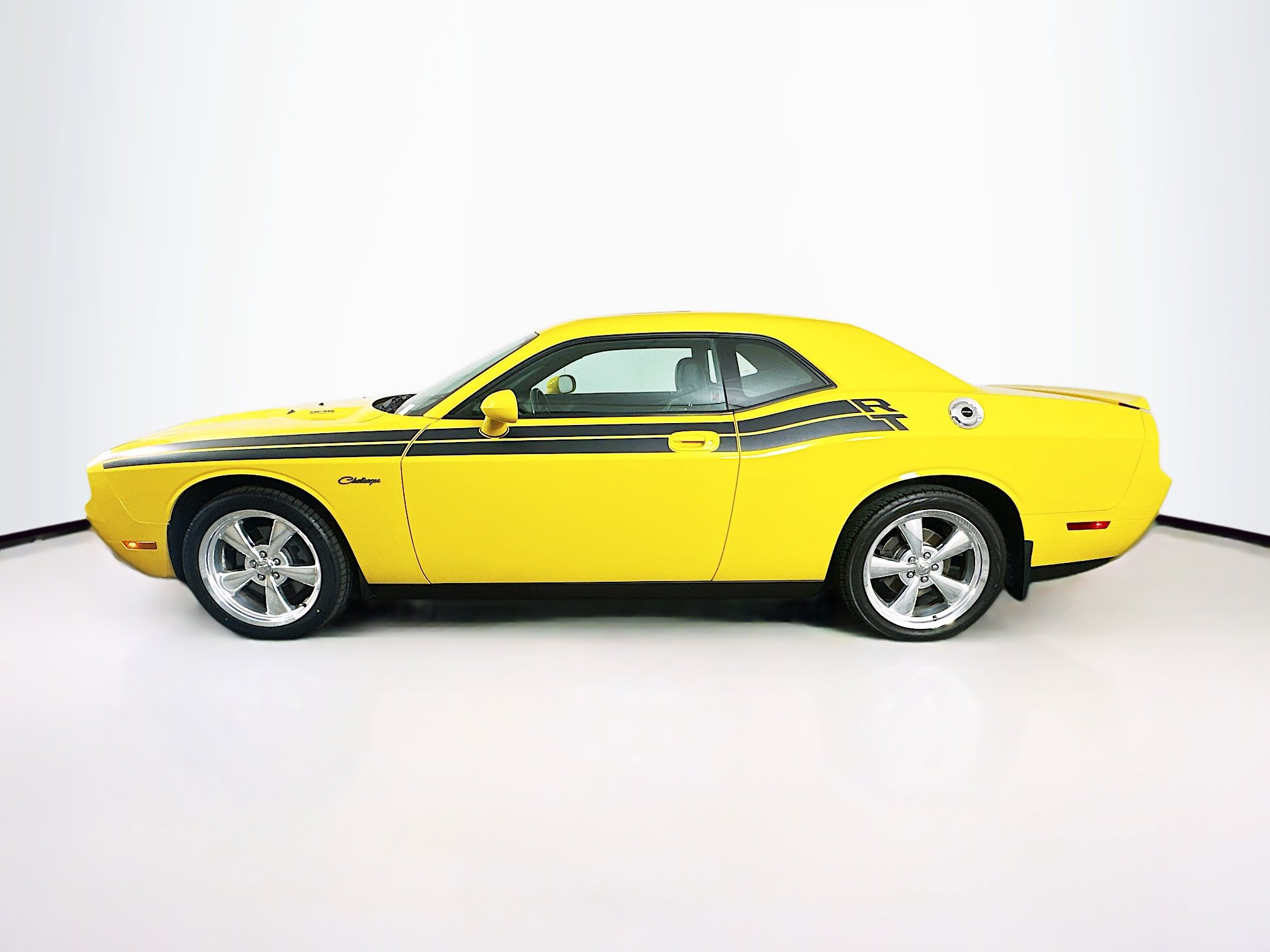 Used 2010 Dodge Challenger R/T RWD image 4