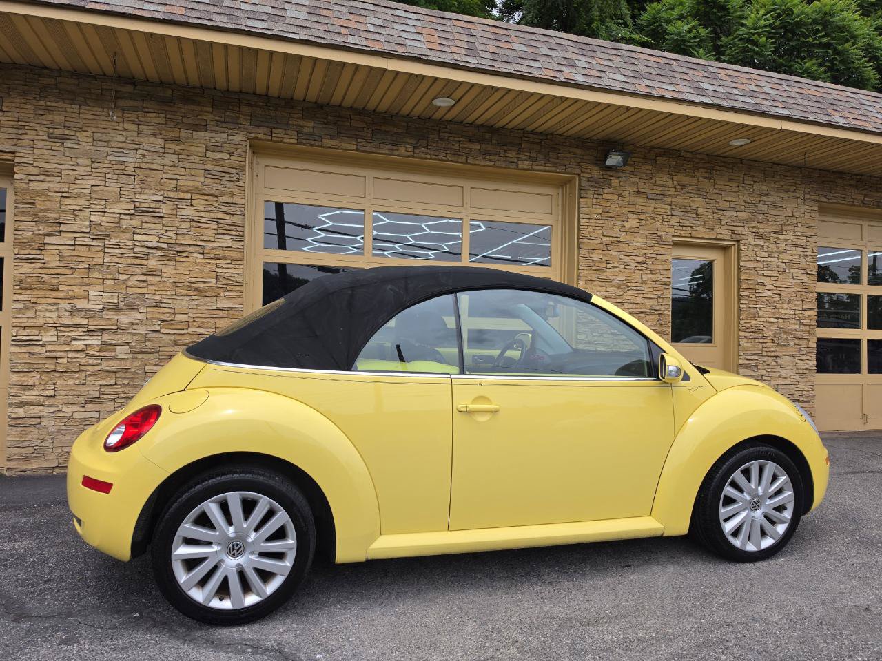 Used 2008 Volkswagen Beetle SE FWD image 31