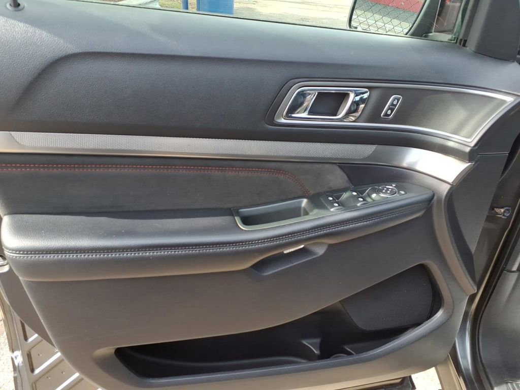 Certified 2019 Ford Explorer XLT w/ Equipment Group 202A image 15