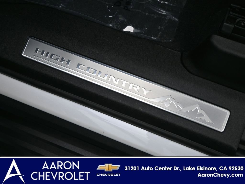 New 2024 Chevrolet Suburban High Country AWD/4WD image 11