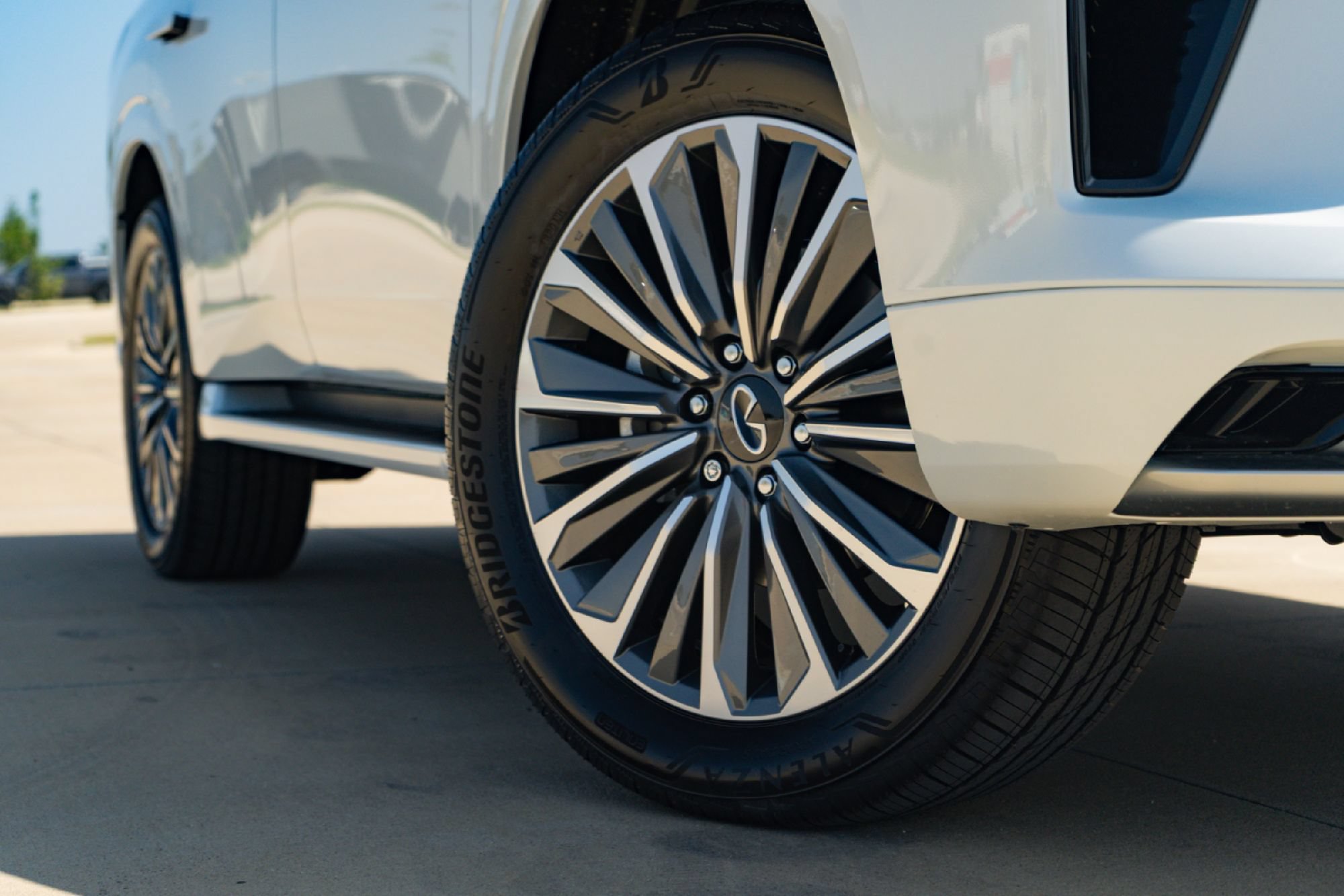 New 2027 INFINITI QX80 Luxe RWD image 2