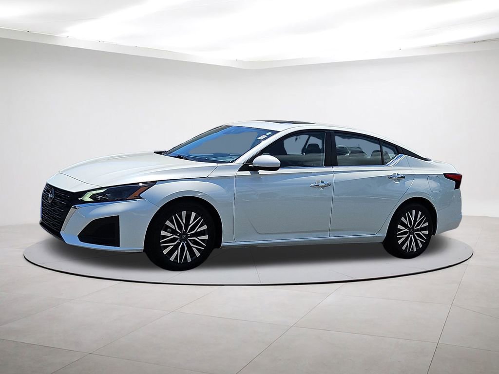 Used 2025 Nissan Altima 2.5 SV w/ SV Premium Package FWD image 3