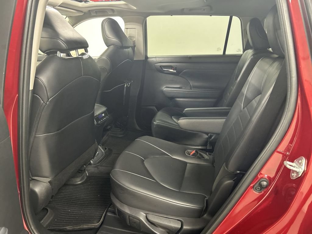 Used 2022 Toyota Highlander XLE AWD/4WD image 20