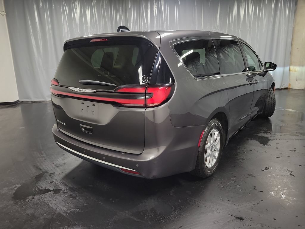 Used 2023 Chrysler Pacifica Touring-L FWD image 8