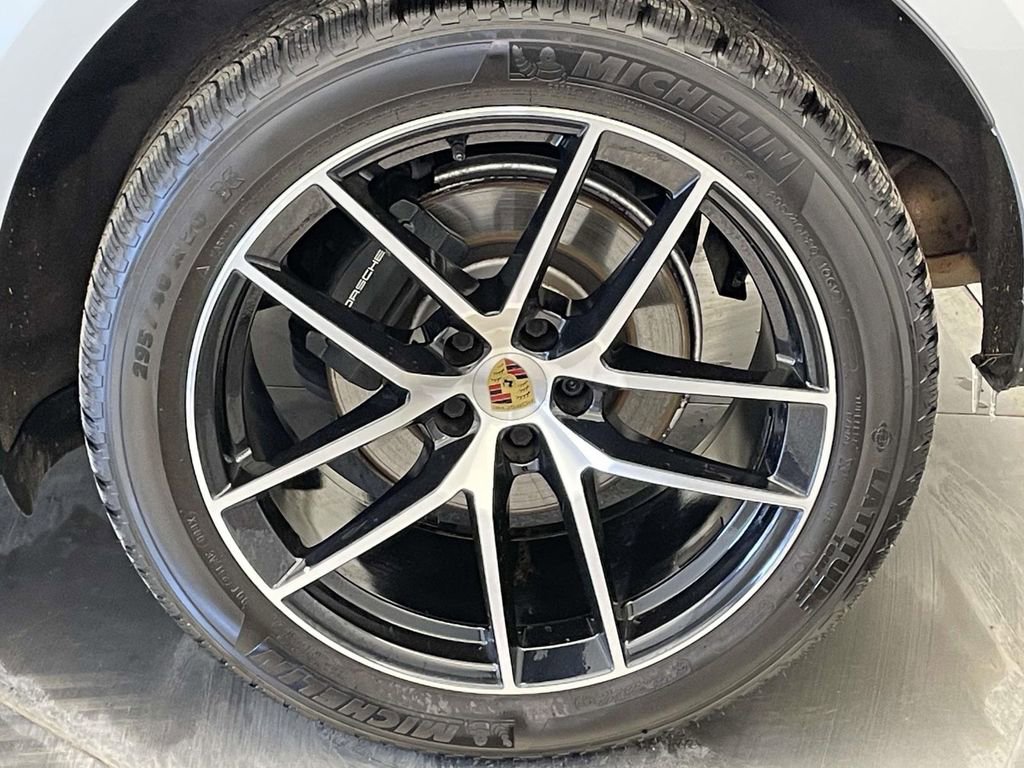 Certified 2022 Porsche Macan image 12