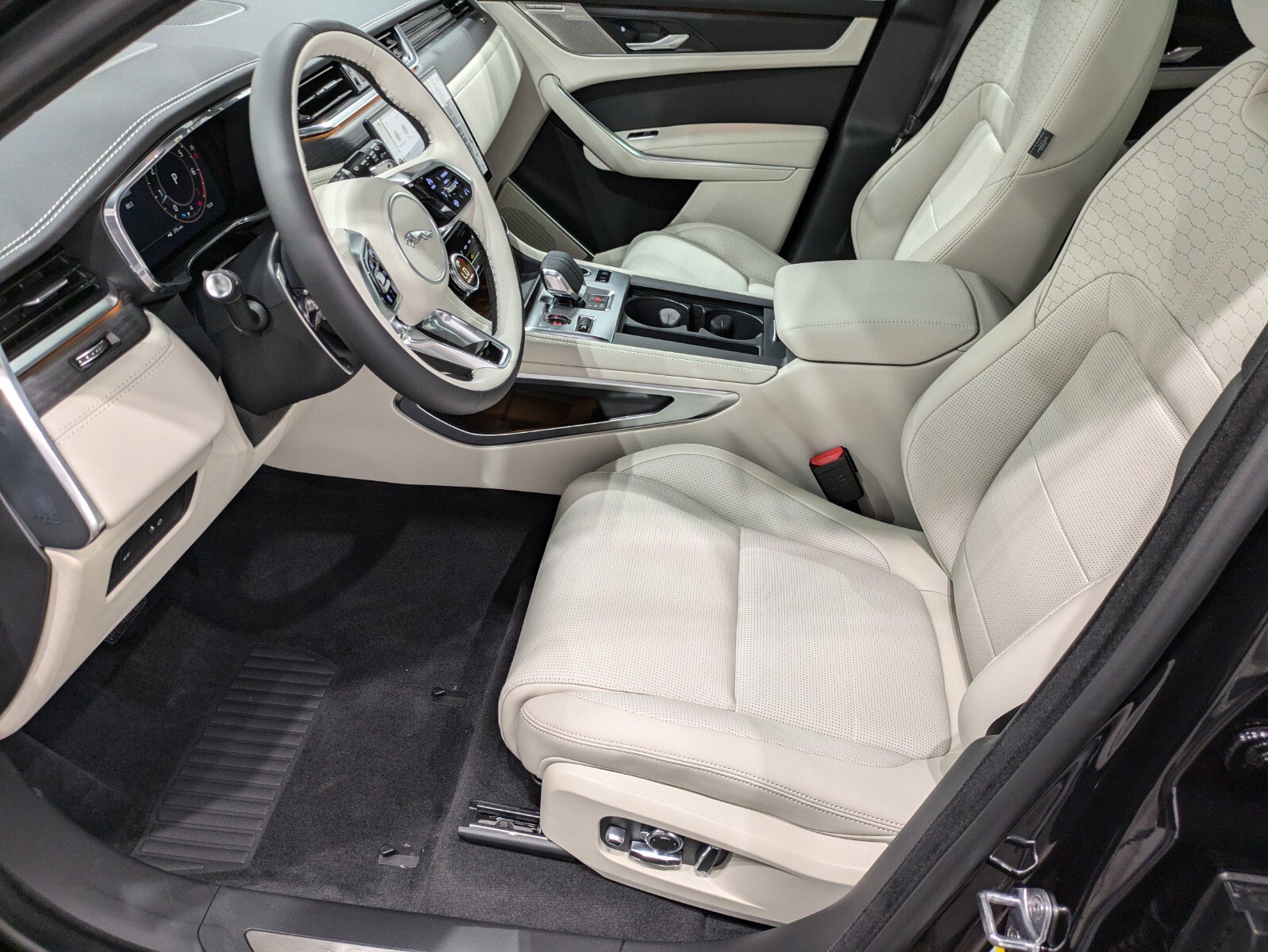 Used 2025 Jaguar F-PACE R-Dynamic S image 6