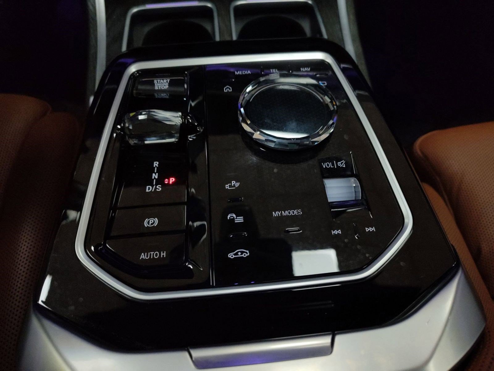 Certified 2023 BMW 760i xDrive w/ Luxury Rear Seating Package image 16