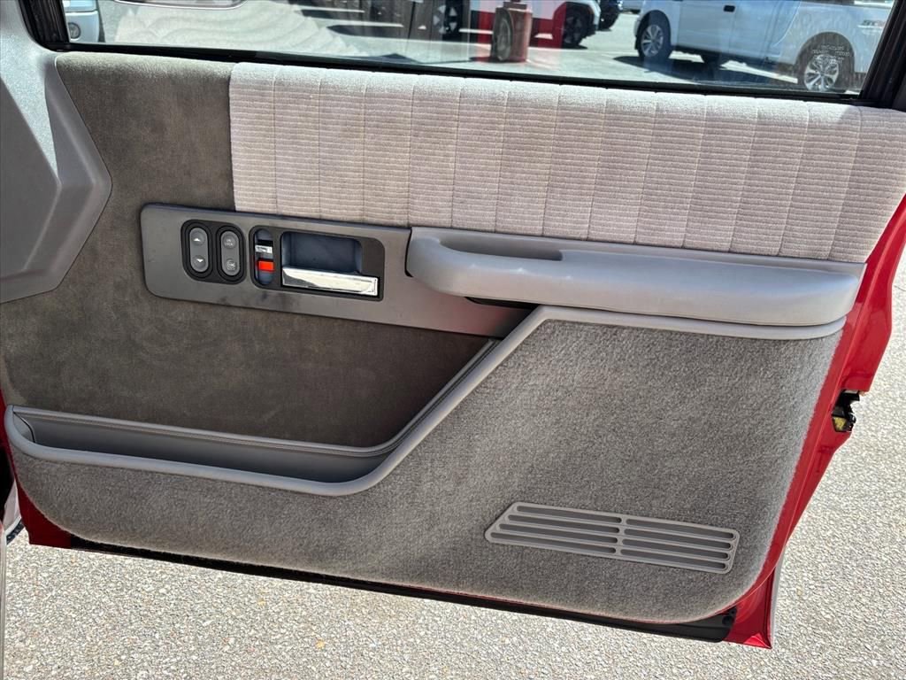 Used 1993 Chevrolet Silverado 1500 2WD Regular Cab image 11