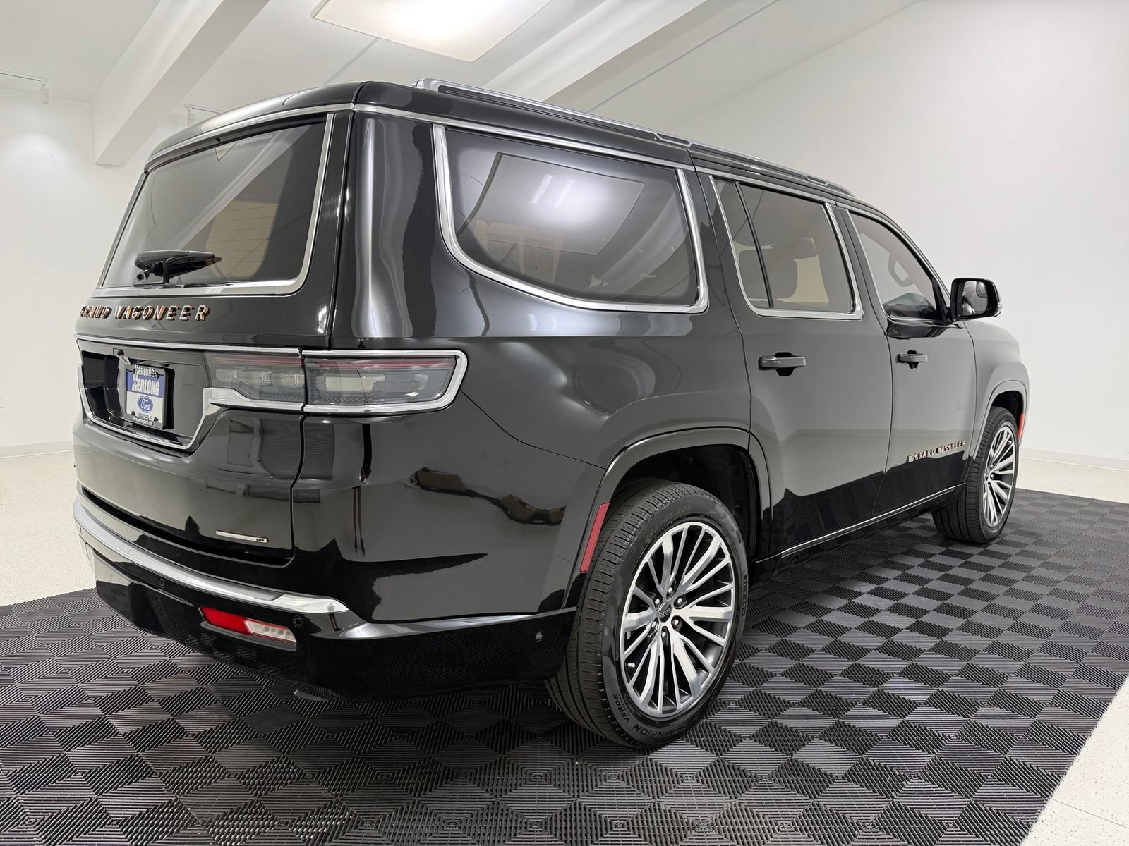 Used 2023 Jeep Grand Wagoneer Series III AWD/4WD image 7