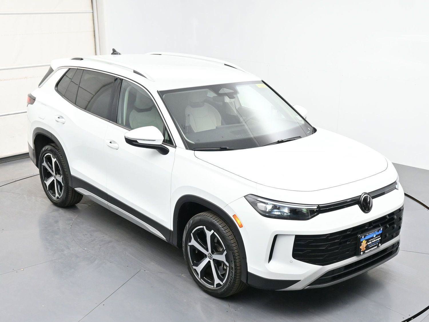 Used 2025 Volkswagen Tiguan SE AWD/4WD image 35