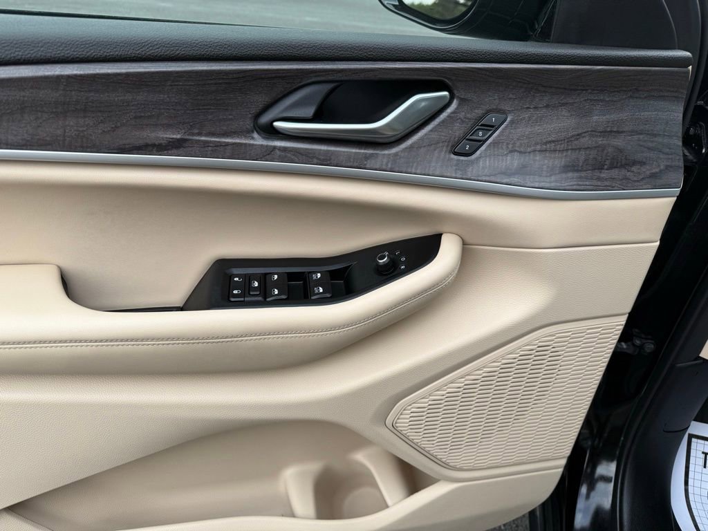 Used 2023 Jeep Grand Cherokee Limited image 11