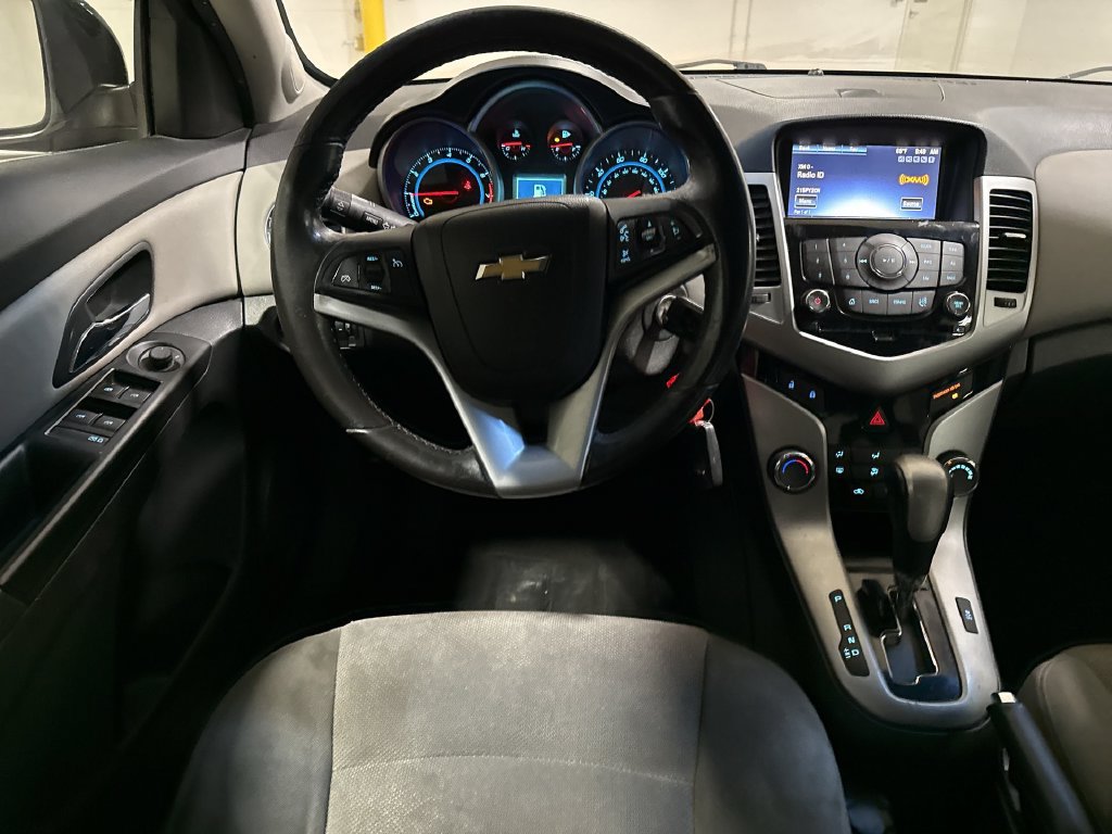 Used 2014 Chevrolet Cruze LT w/ Technology Package FWD image 11