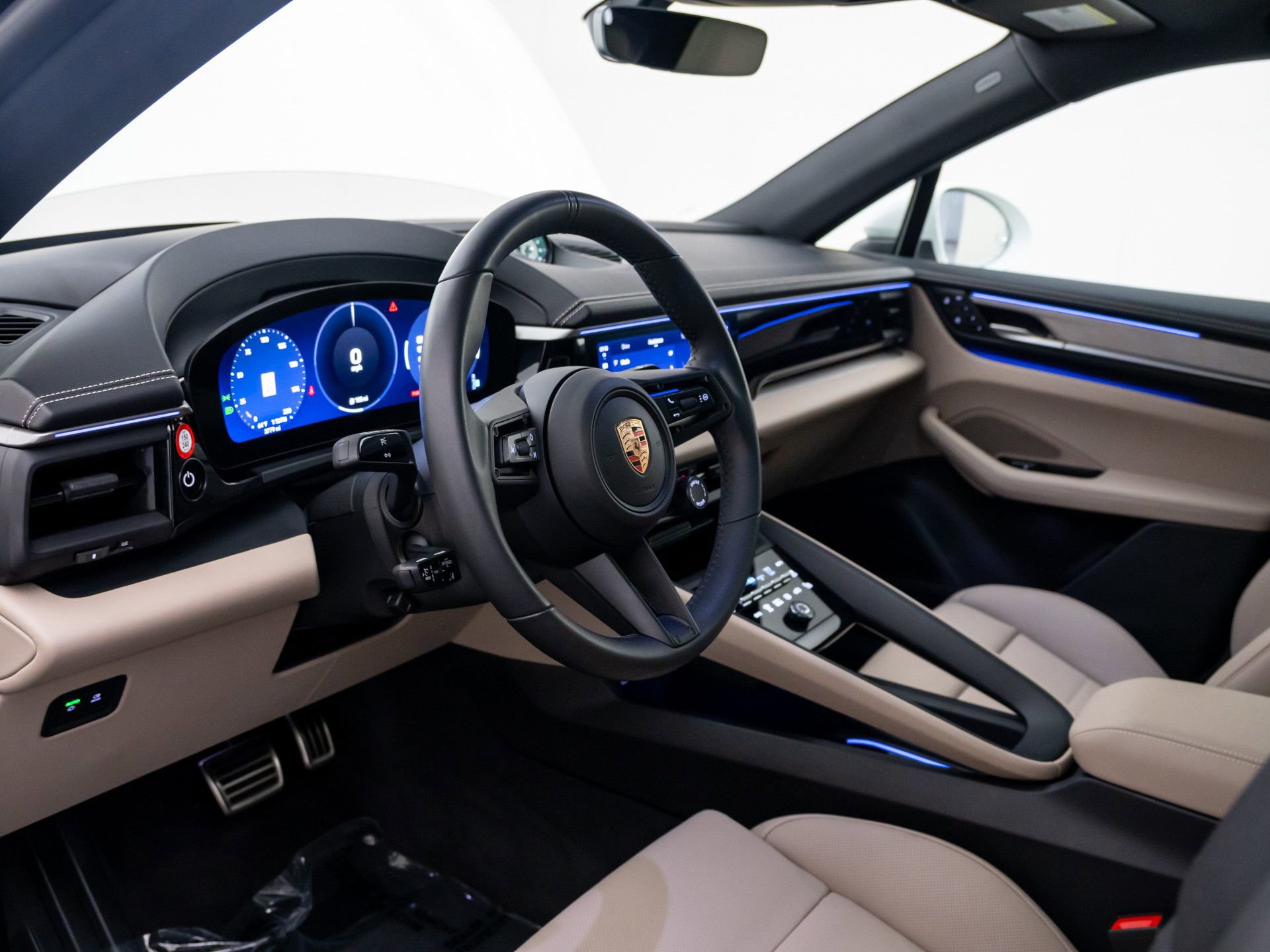 Certified 2025 Porsche Macan 4S Electric image 4