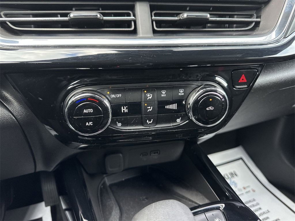 Used 2025 Chevrolet Trax RS w/ Sunroof Package image 18