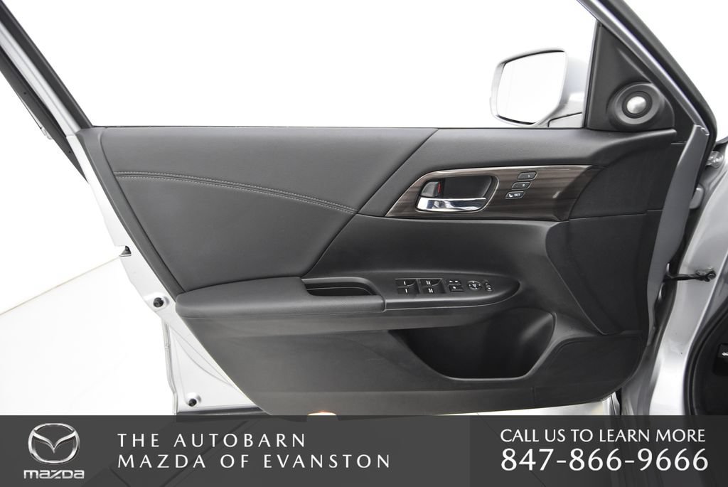 Used 2017 Honda Accord Touring image 32