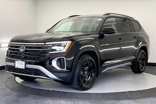 Used 2025 Volkswagen Atlas Peak Edition SE image 2