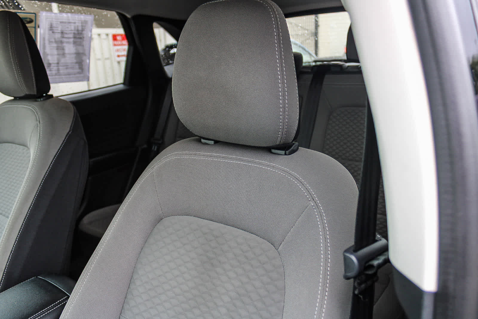 Used 2022 Ford Escape SE w/ SE Sport Appearance Package image 25
