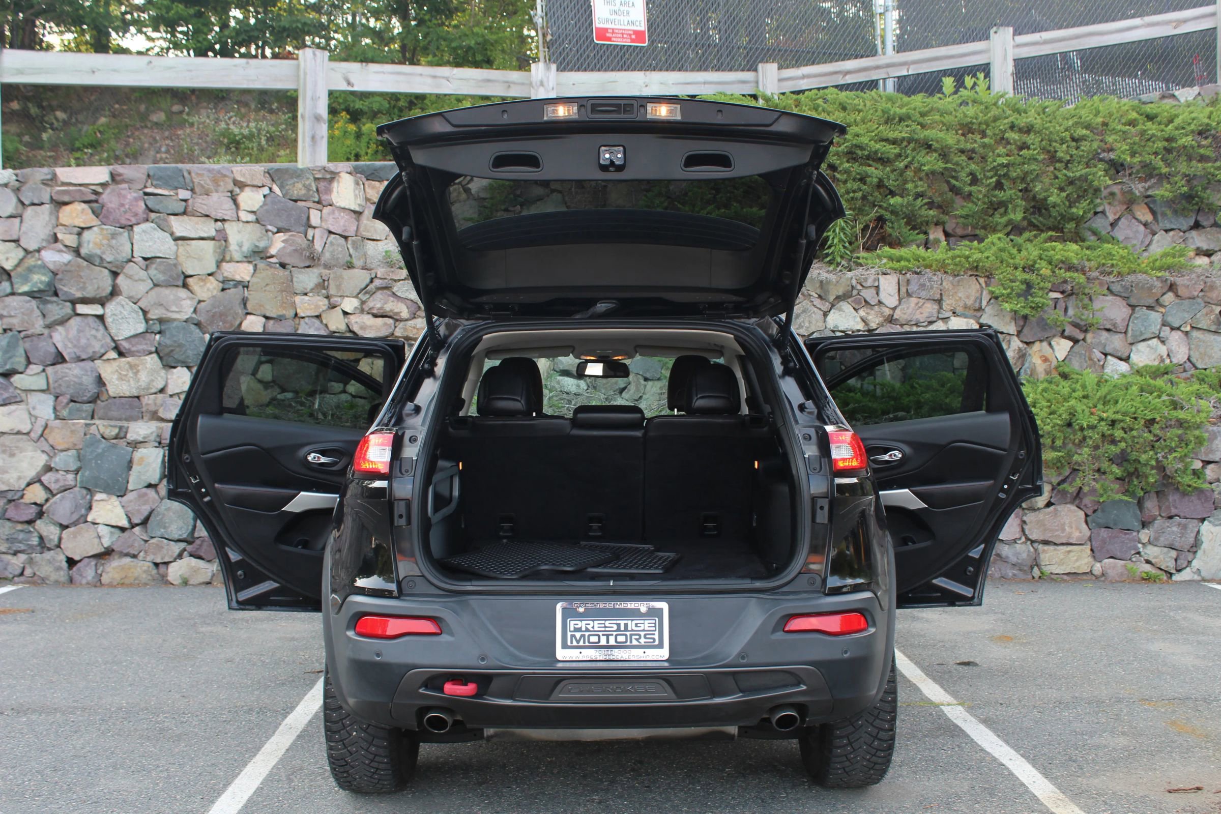 Used 2018 Jeep Cherokee Trailhawk image 10