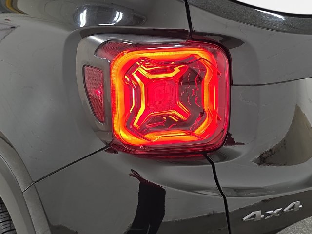 Used 2021 Jeep Renegade Latitude AWD/4WD image 31