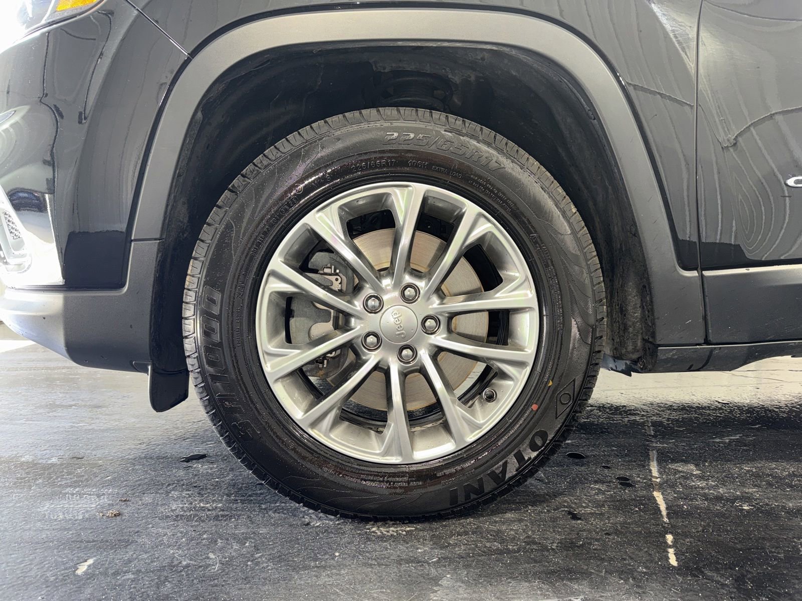 Used 2019 Jeep Cherokee Latitude Plus w/ Cold Weather Group AWD/4WD image 6
