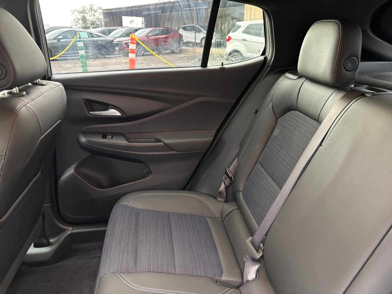 Used 2025 Buick Envista Preferred image 37