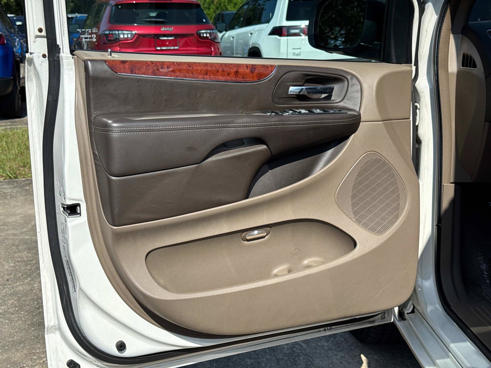 Used 2013 Chrysler Town & Country Touring FWD image 17