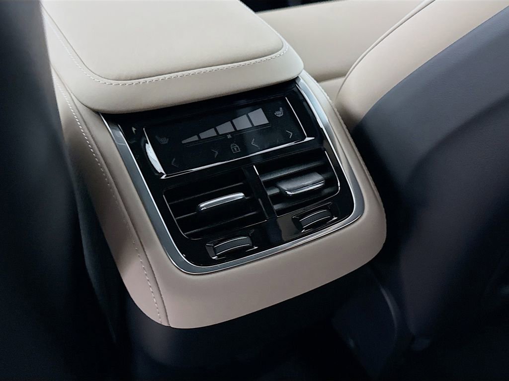 New 2026 Volvo XC90 B6 Plus w/ Protection Package Premier image 26