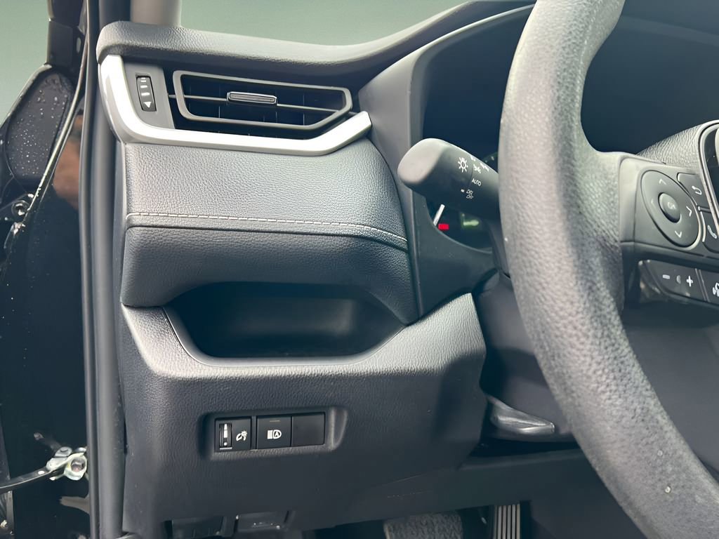 Used 2025 Toyota RAV4 XLE AWD/4WD image 15