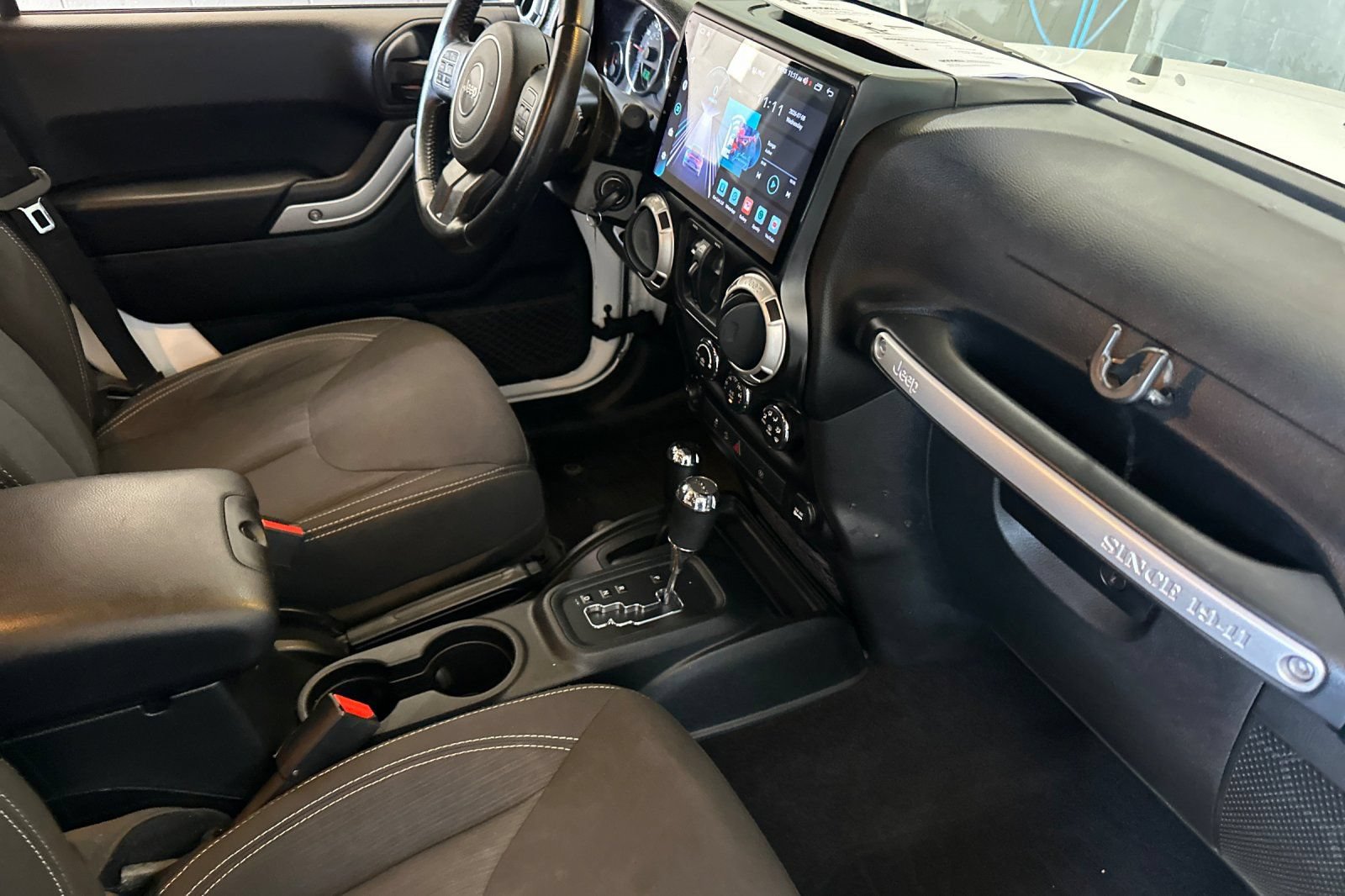 Used 2017 Jeep Wrangler Unlimited Sahara w/ Connectivity Group AWD/4WD image 17