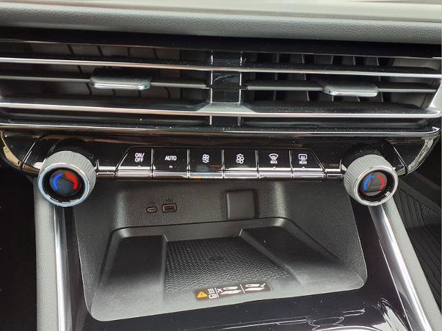 Used 2025 Chevrolet Traverse LT w/ LPO, Floor Liner Package FWD image 9