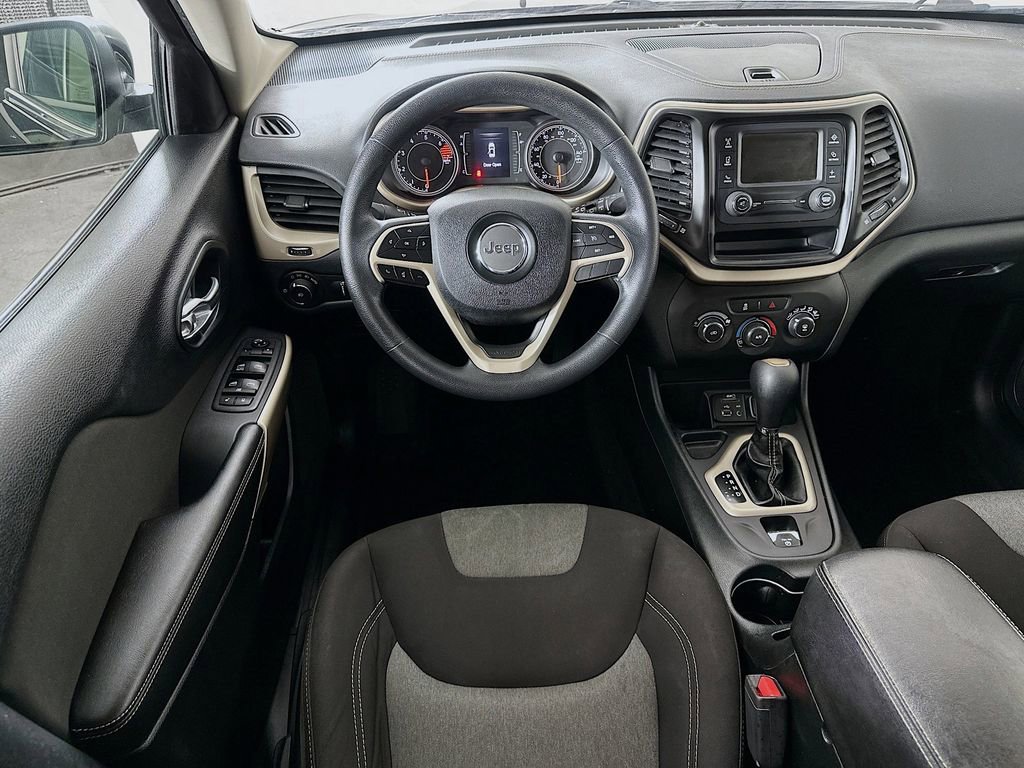 Used 2018 Jeep Cherokee Latitude FWD image 4