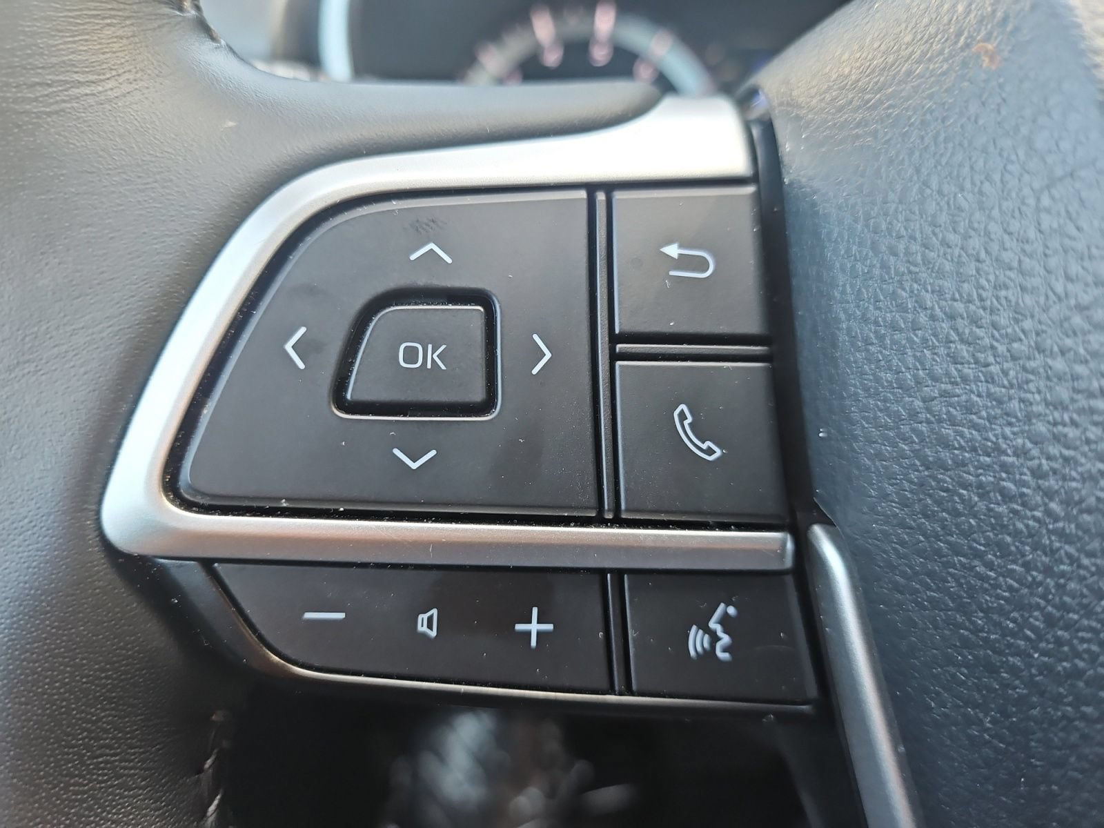 Used 2025 Toyota Highlander XLE FWD image 30