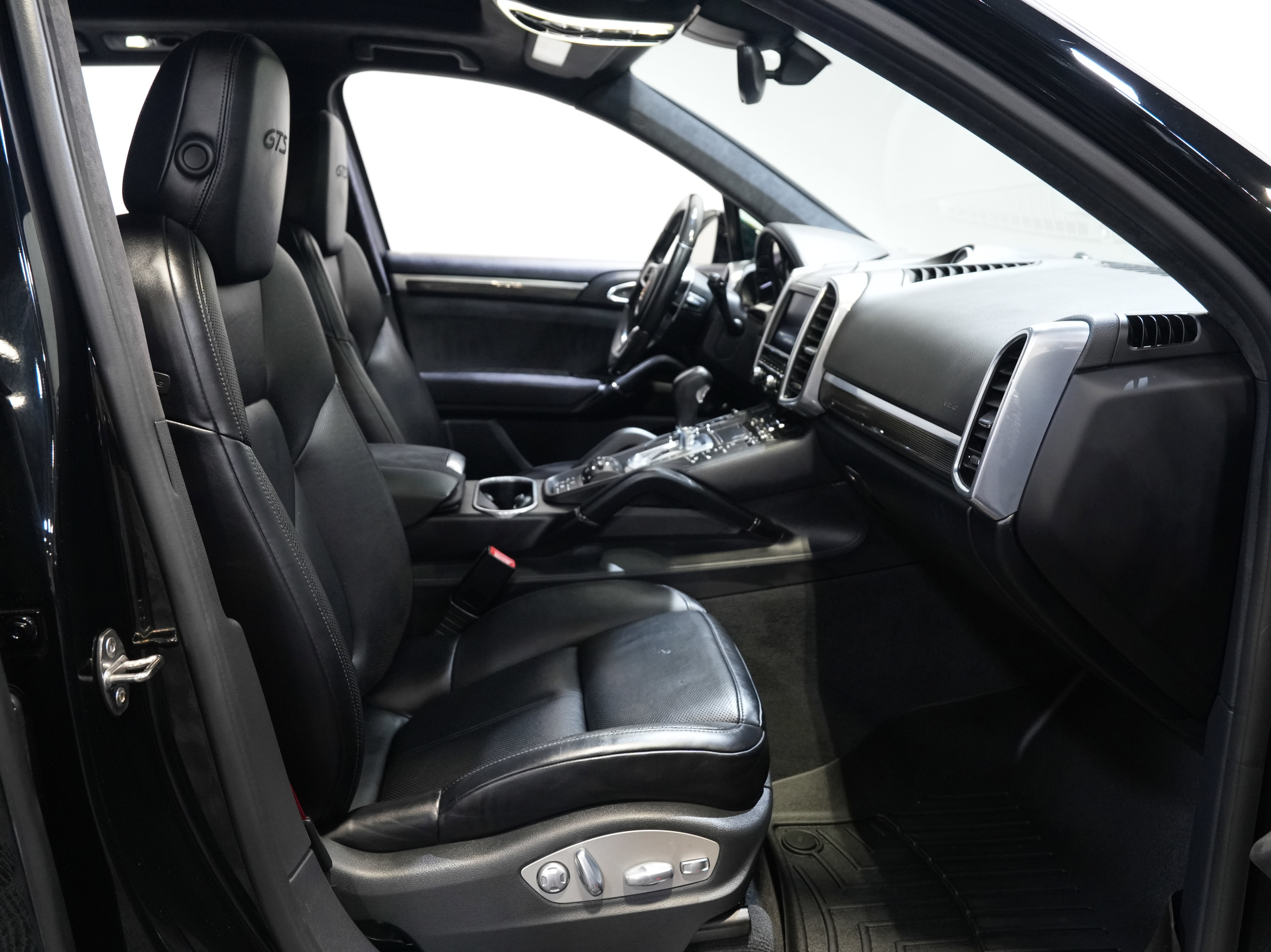 Used 2016 Porsche Cayenne GTS image 34