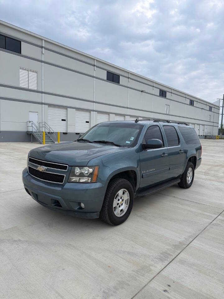 Used 2008 Chevrolet Suburban LT image 2