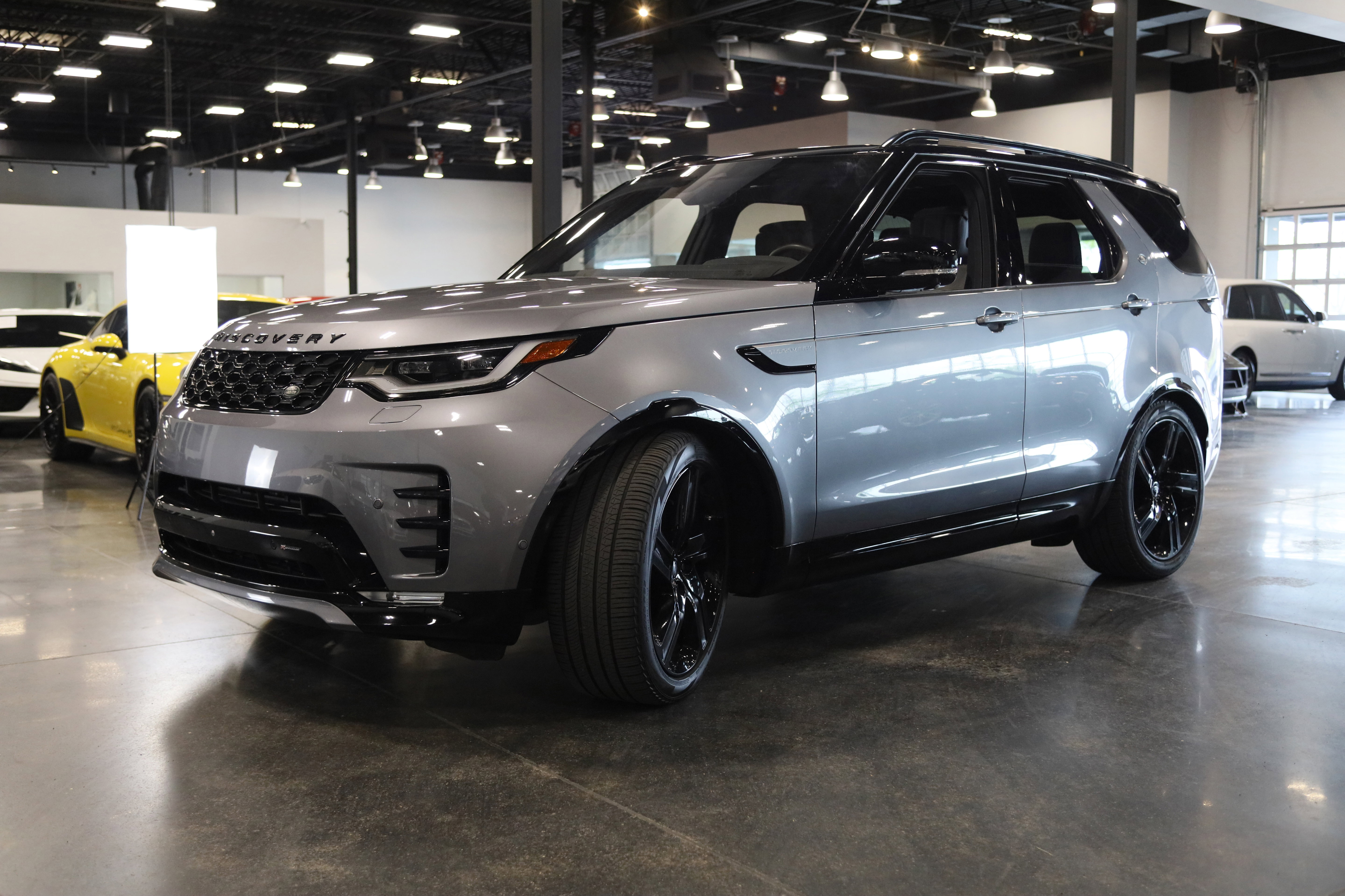 Used 2023 Land Rover Discovery S R-Dynamic AWD/4WD image 3
