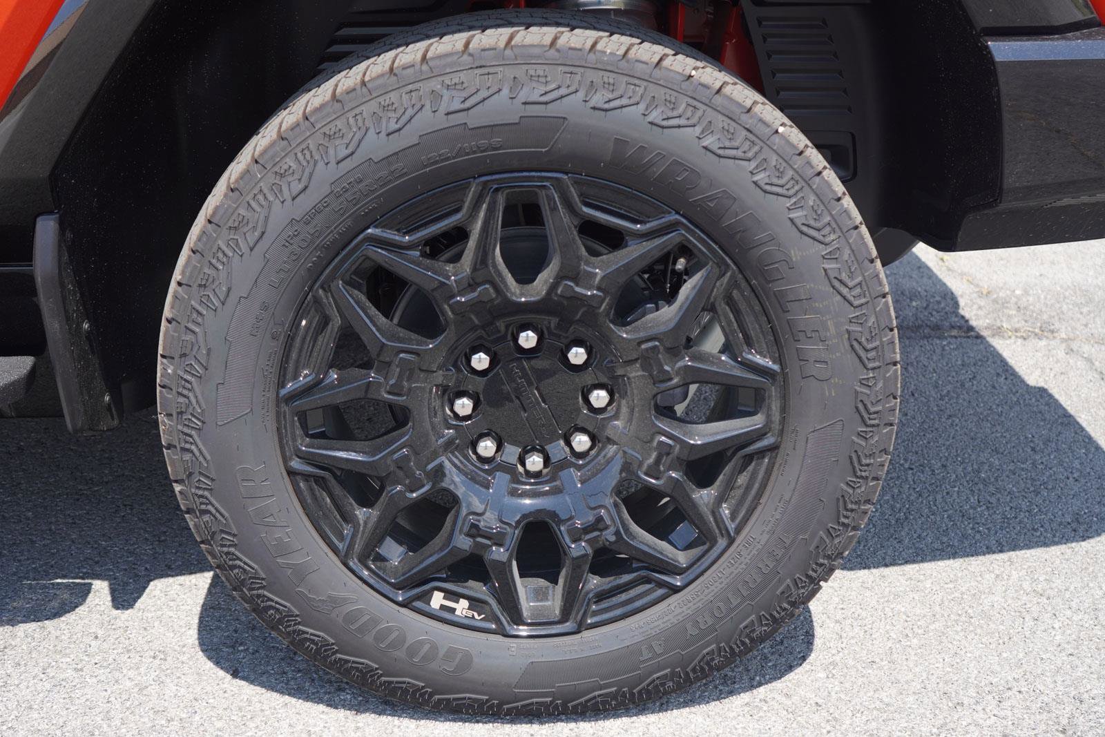 New 2025 GMC Hummer EV 2X w/ LPO, Dark Essentials Package image 12