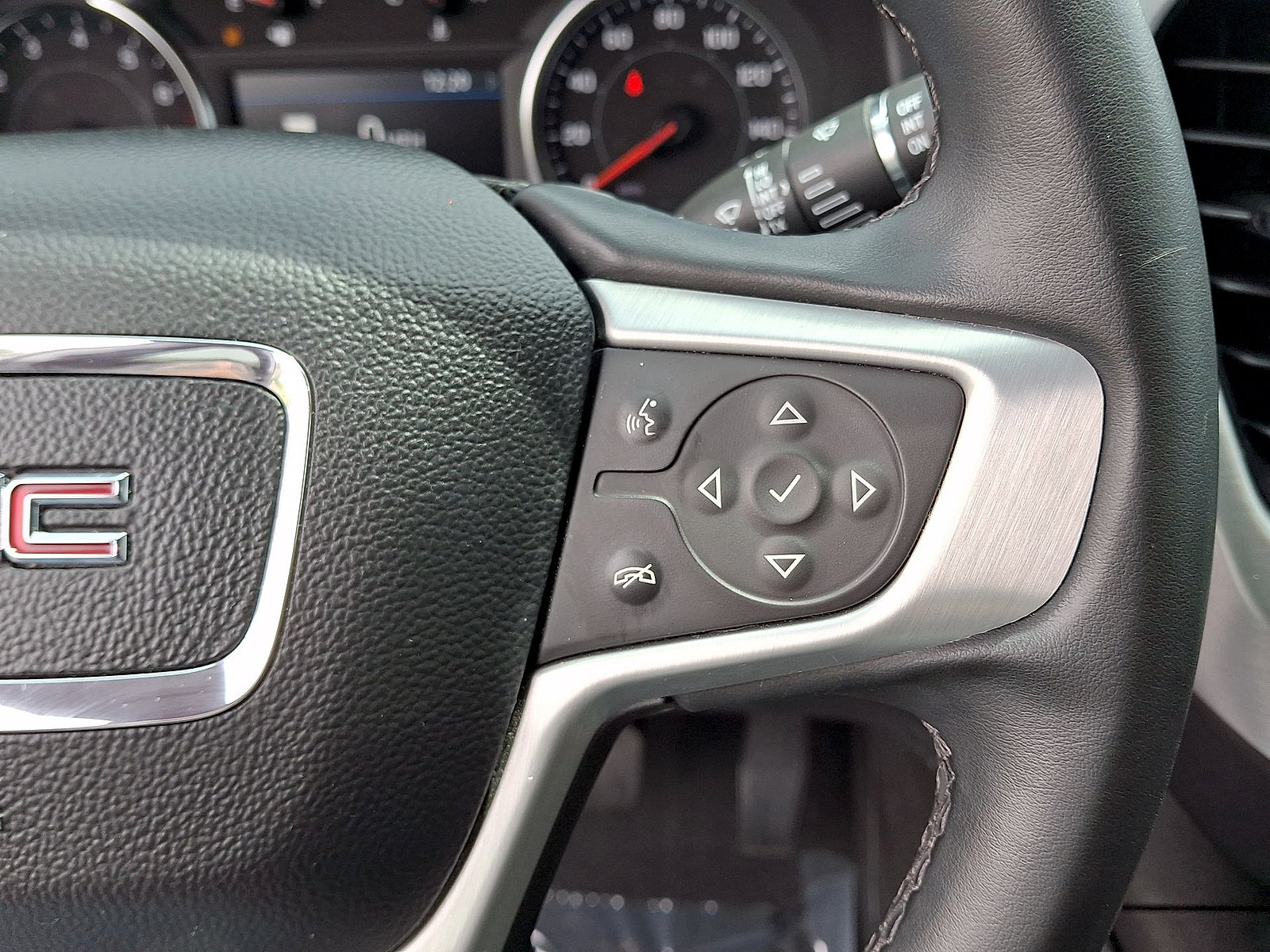 Used 2023 GMC Acadia SLT w/ LPO, Floor Liner Package FWD image 18