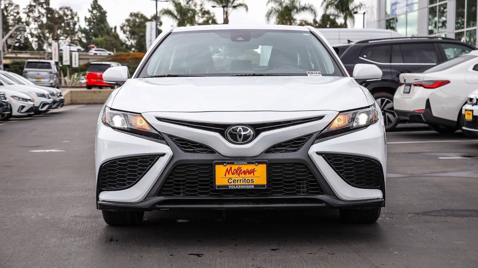 Used 2023 Toyota Camry SE image 4