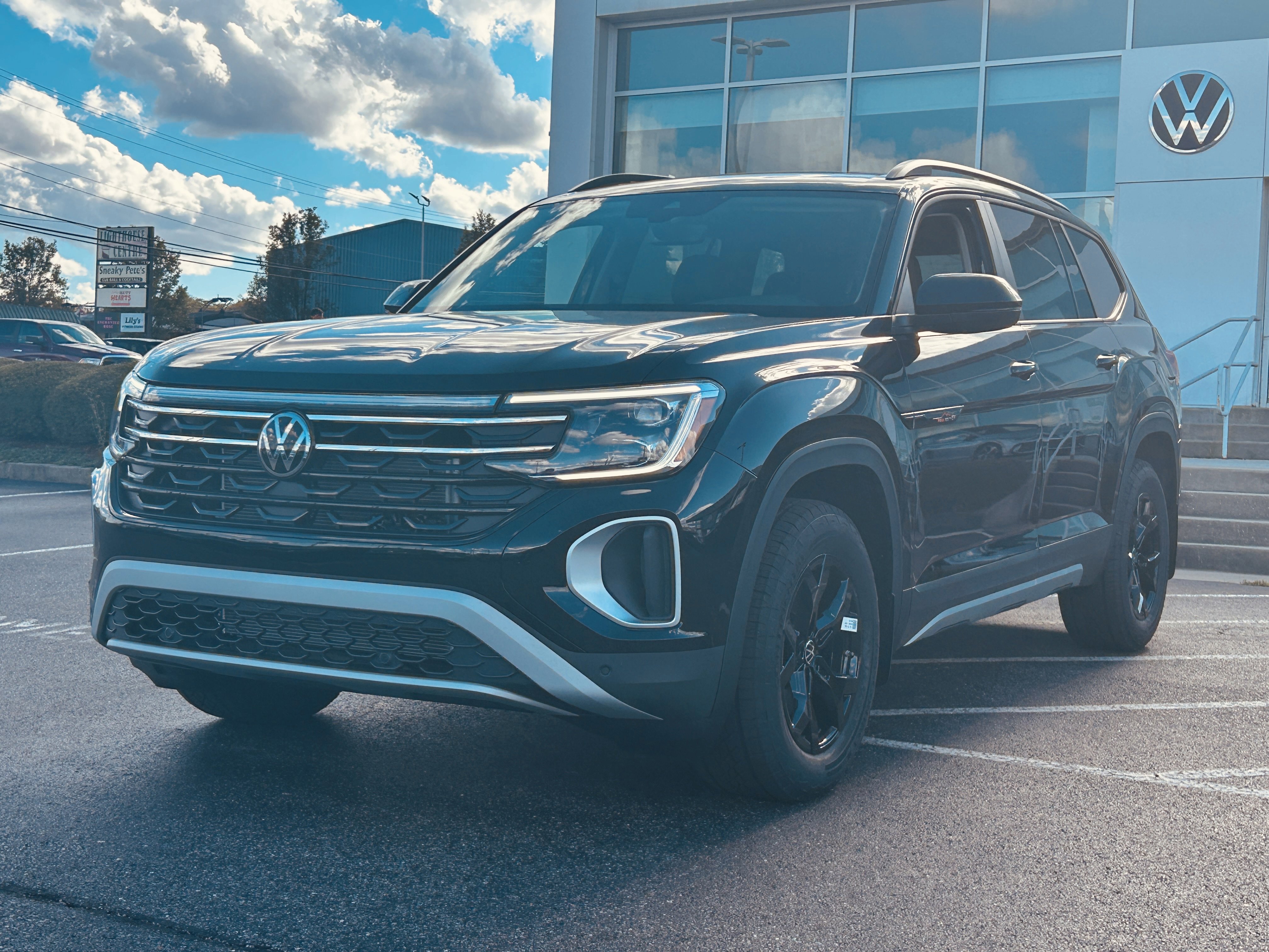 New 2026 Volkswagen Atlas Peak Edition image 3