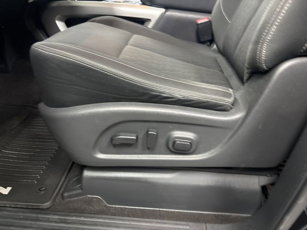 Used 2019 Nissan Titan SV w/ SV Convenience Package image 23