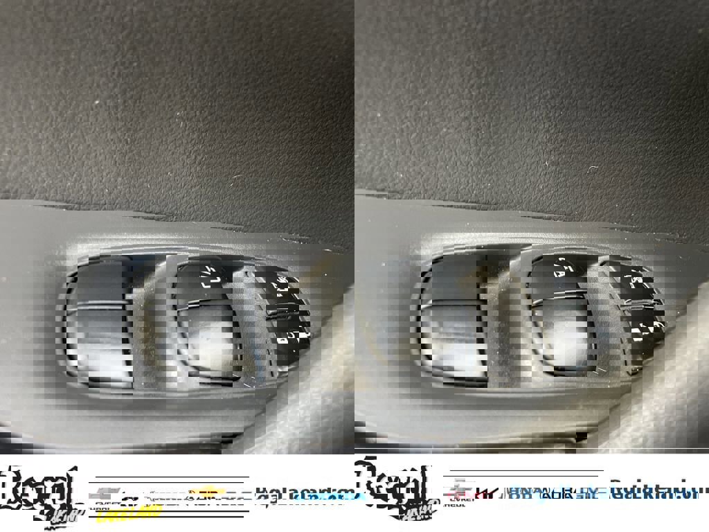 Used 2017 Nissan Rogue SV image 17