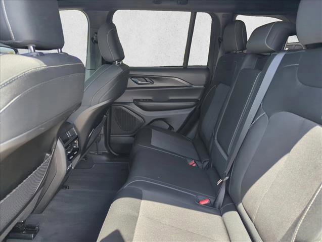 Used 2025 Jeep Grand Cherokee Laredo w/ Luxury Tech Group I RWD image 18