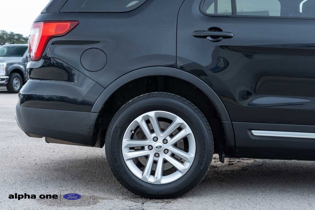 Used 2017 Ford Explorer XLT w/ Equipment Group 202A image 5