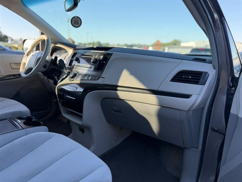 Used 2014 Toyota Sienna LE FWD image 19